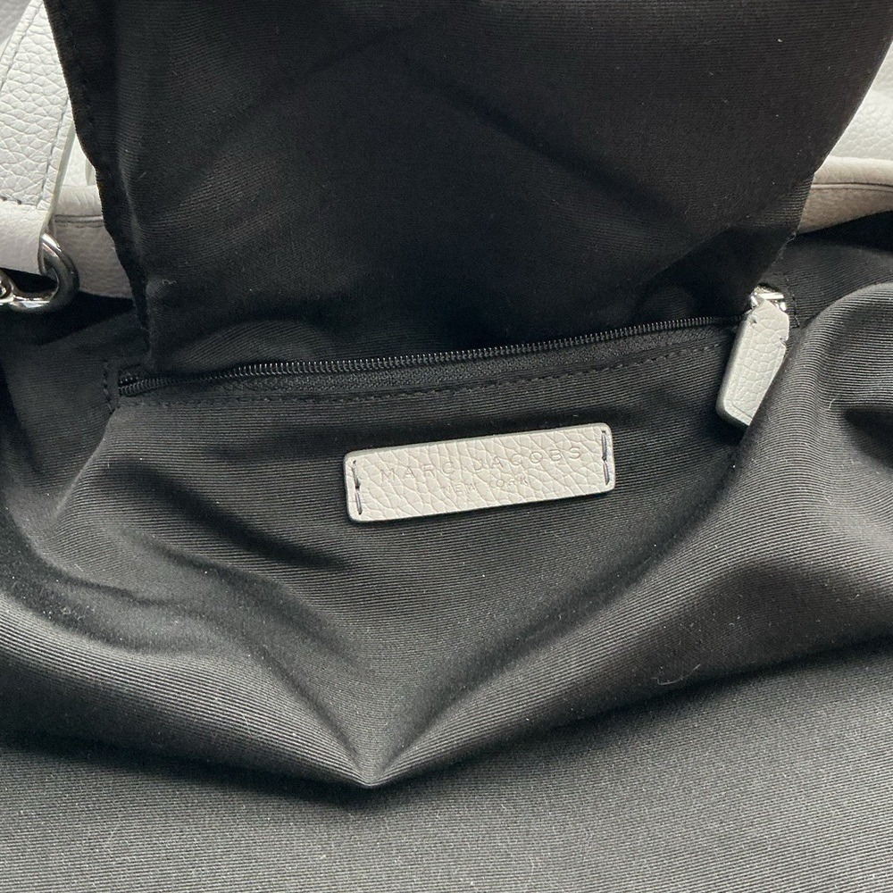 Marc Jacobs Empire City convertible leather tote bag in a shade of light grey - Picture 8 of 14